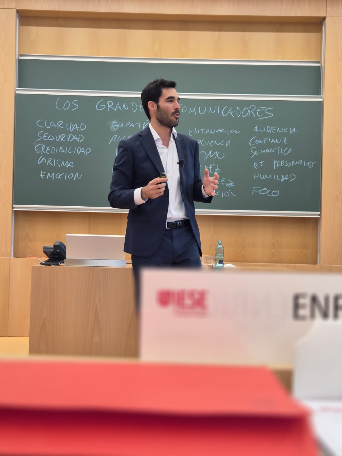 Claudio Olalla impartiendo una sesión de formación en comunicación